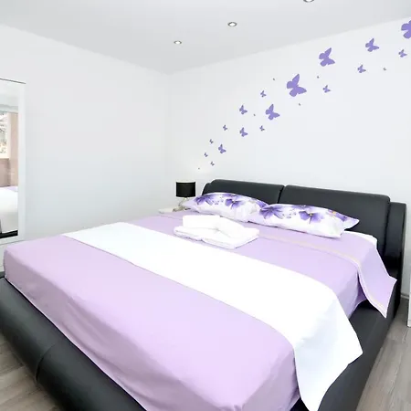 Luxury Rooftop Pool Avbl In Season