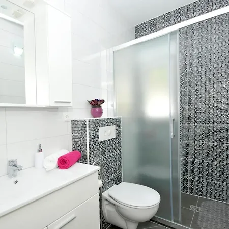 Luxury Rooftop Pool Avbl In Season